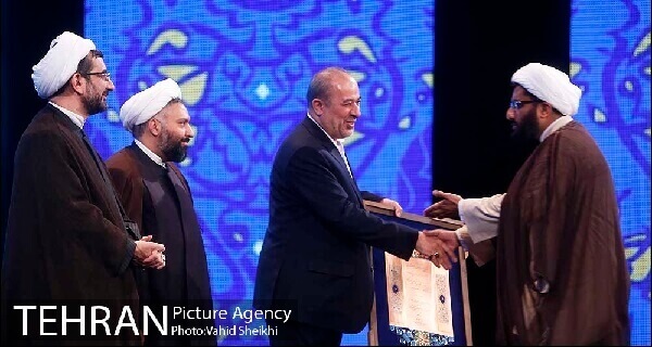 از اثربرگزیده ستاد اقامه نماز در " دومین جشنواره ارتقای کیفیت آثار، محصولات و فعالیت‌های فرهنگی" تجلیل شد.