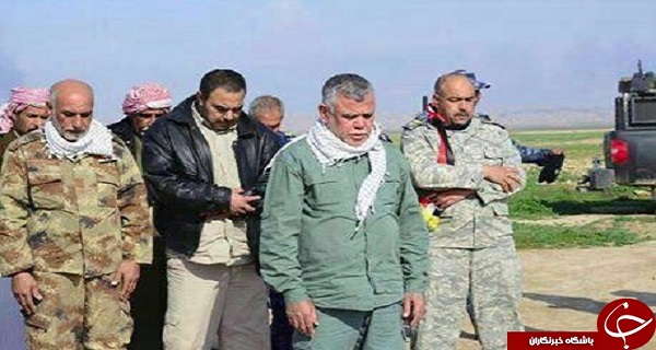 نماز جماعت رزمندگان شیعه و سنی در عراق +عکس