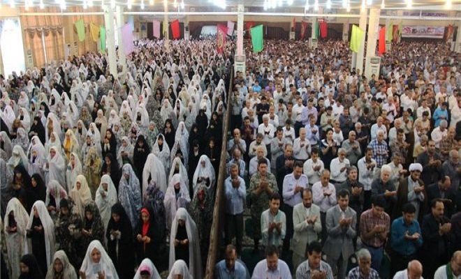 بین زنان و مردان در نماز چقدر باید فاصله باشد؟