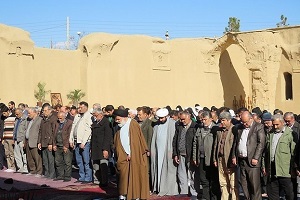 اقامه نماز در مسجد تاریخانه