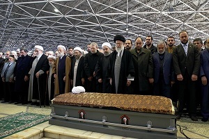 اقامه نماز مقام معظم رهبری بر پیکر مرحوم حجت الاسلام و المسلمین هاشمی‌رفسنجانی