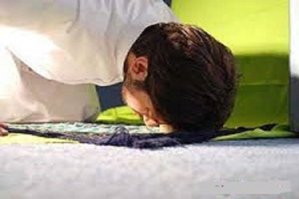 در سجده نماز، رعایت چه نکاتی مستحب است 