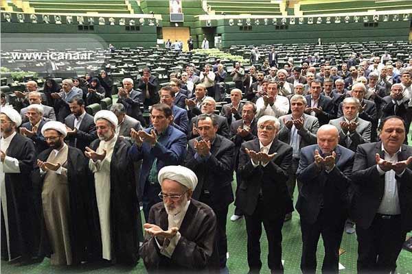 نماز نماینده های مجلس در حین حملات تروریستی 