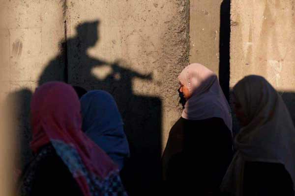 سایه سرباز مسلح صهیونیست روی نماز گذاران در بیت المقدس 