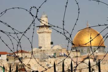 نظامیان اشغالگر نمازگزاران فلسطینی را به خاک و خون کشیدند