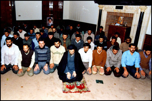 نماز جماعتی که فتنه کمونیست ها را ختثی کرد