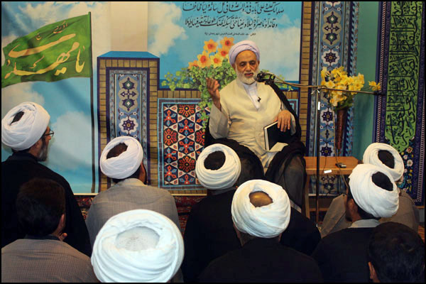 دیدار صمیمی دانش پژوهان مراکز تخصصی نماز و مهدویت با حجت الاسلام و المسلمین قرائتی 