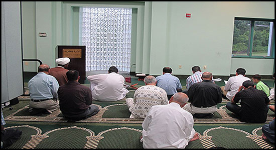  برگزاری نماز جماعت صبح در مسجد توسط یک آمریکایی