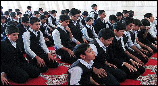 در 50 درصد مدارس استان کمبود روحانی داریم.