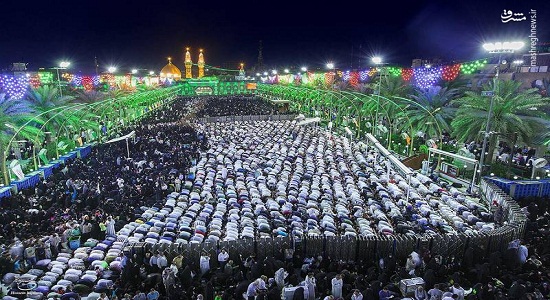 عکس/ اقامه نماز منتظران در بین الحرمین