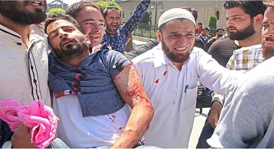 حمله نظامیان هندی به نمازگزاران کشمیری، بیش از ۳۰ مجروح برجا گذاشت