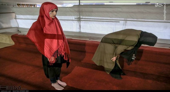 عکس/ اقامه نماز دختران در استادیوم آزادی