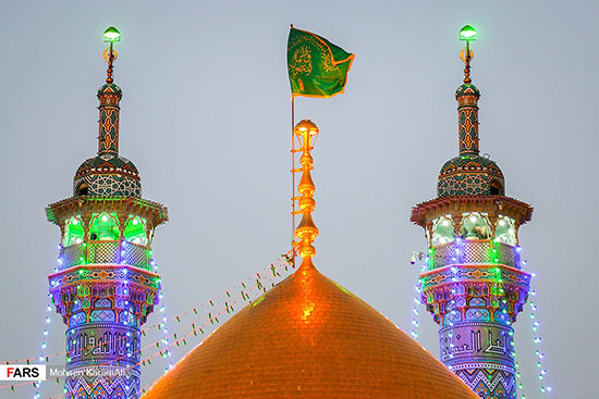 گزارش تصویری تعویض پرچم گنبد حرم حضرت معصومه(س) 