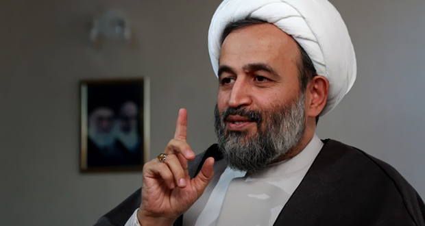 کسی که نماز اول وقت نمی خواند به خودش ضربه زده است