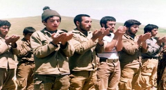 نماز رزمنده ۱۷ ساله در اردوگاه موصل