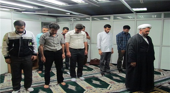 مسئولان برای حضور پررنگ جوانان در نمازهای جماعت تلاش کنند