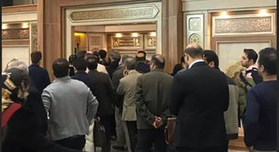 صف طولانی برای نماز صبح