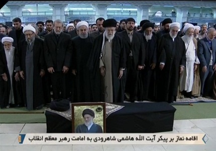 اقامه نماز بر پیکر آیت الله هاشمی شاهرودی توسط امام خامنه ای 