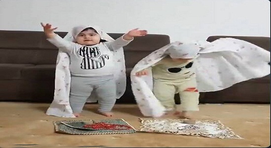 نماز خواندن دو کوچولوی دوست داشتنی