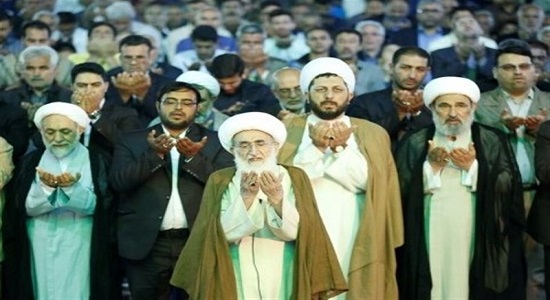 اقامه نماز جماعت شب نیمه شعبان به‌امامت آیت‌الله نوری همدانی