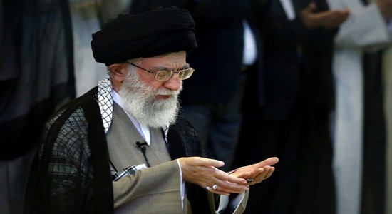 امام خامنه ای:نماز نعمت و نیاز و فرصت است.