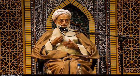  ارزش‌های نماز را در دانشگاه‌ها مورد توجه قرار گیرد