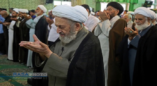 اقامه نماز توسط آیت الله العظمی سبحانی در مدرسه حجتیه قم 