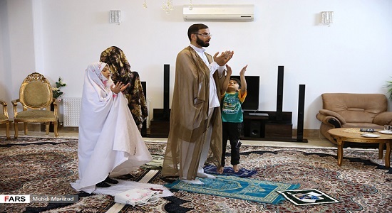 پدر و مادرها خودتون عامل به خیر و نماز اول وقت باشید