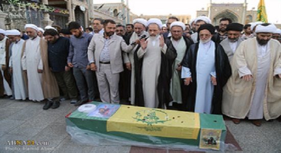 اقامه نماز بر پیکر شهید محمد حسین مومنی