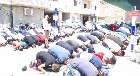 نماز جماعت در اعتراض به تخریب محله های فلسطینی