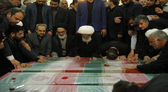 اقامه نماز یکی از مراجع تقلید بر پیکر هفت شهید گمنام در قم