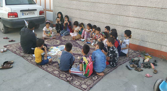 طلبه جوانی که کوچه را پاتوق نمازگزاران کوچک می‌کند