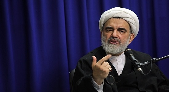 نماز اول وقت انسان را عاقبت به خیر می‌کند