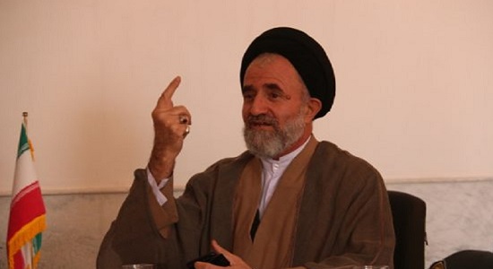   مسئولان در اقامه نماز اول وقت پیشگام باشند