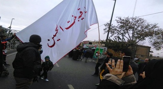 اقامه نماز جماعت ظهر در روز اربعین با جاماندگان اربعین