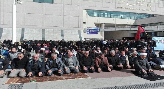  عزاداران نماز را در خیابان‌های اطراف حرم رضوی اقامه کردند