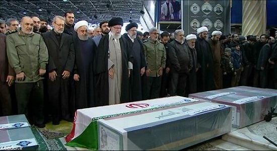 اقامه نماز  توسط امام خامنه ای بر پیکر شهید سپهبد قاسم سلیمانی و یاران مجاهد او