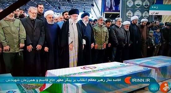 نماز امام خامنه ای بر پیکر شهید حاج قاسم سلیمانی و همرزمانش