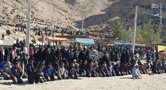  اقامۀ نماز ظهر عزاداران سردار شهید حاج قاسم سلیمانی در کرمان