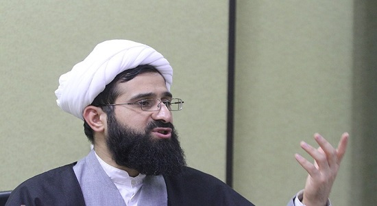 بانوی مسیحی که اشک‌هایش با دیدن فیلم نمازخواندن شهید سلیمانی جاری شد