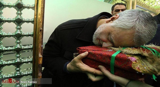 عبادت و نماز حاج قاسم سلیمانی در حرم امام رضا علیه السلام