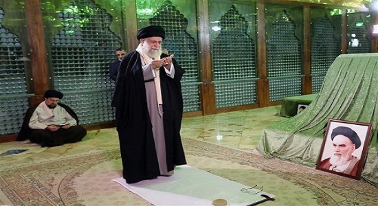 حضور رهبر معظم انقلاب در حرم مطهر امام خمینی و اقامه نماز در اولین روز دهه فجر