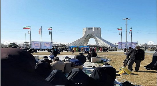 نماز در راهپیمایی 22 بهمن