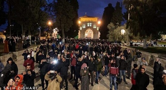 مشارکت ده‌ها هزار فلسطینی در نماز صبح مسجدالاقصی به رغم تدابیر امنیتی