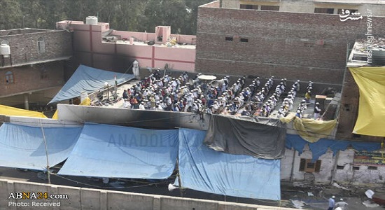 اقامه نماز بر بام مسجد سوخته دهلی نو
