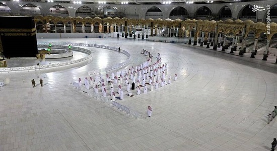  نماز در کنار کعبه با حفظ فاصله اجتماعی
