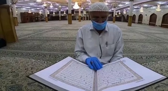 موذن عراقی به تنهایی در مسجد بصره نماز می خواند