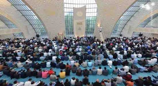   نماز جماعت در کلیسای شهر برلین آلمان جنجال آفرید