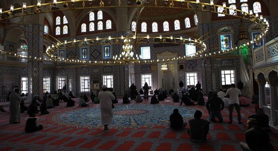 نماز جماعت به نشانه اعتراض در میدان اصلی شهر 