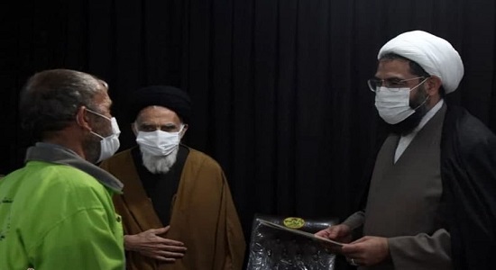 نماینده ولی فقیه در استان همدان از یک پاکبان قدردانی کرد/ نماز اول وقت حتی سرکار